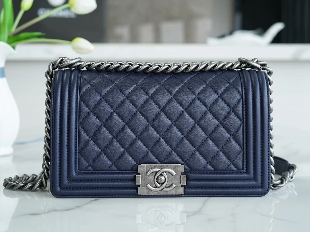 샤넬 보이백 미디엄 다크 블루 은장 캐비어