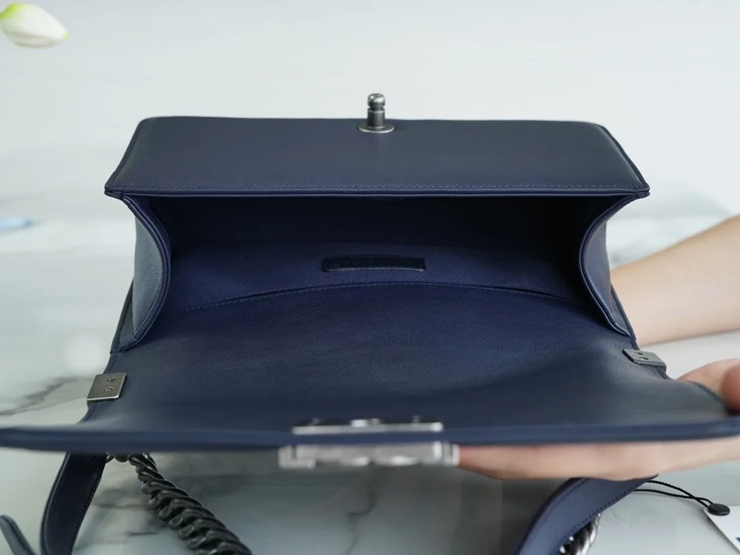 샤넬 보이백 미디엄 다크 블루 은장 캐비어