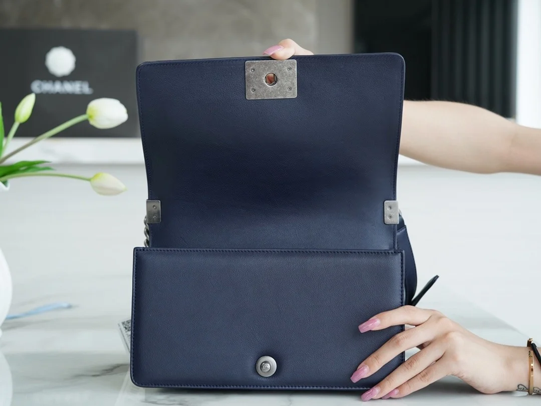 샤넬 보이백 미디엄 다크 블루 은장 캐비어