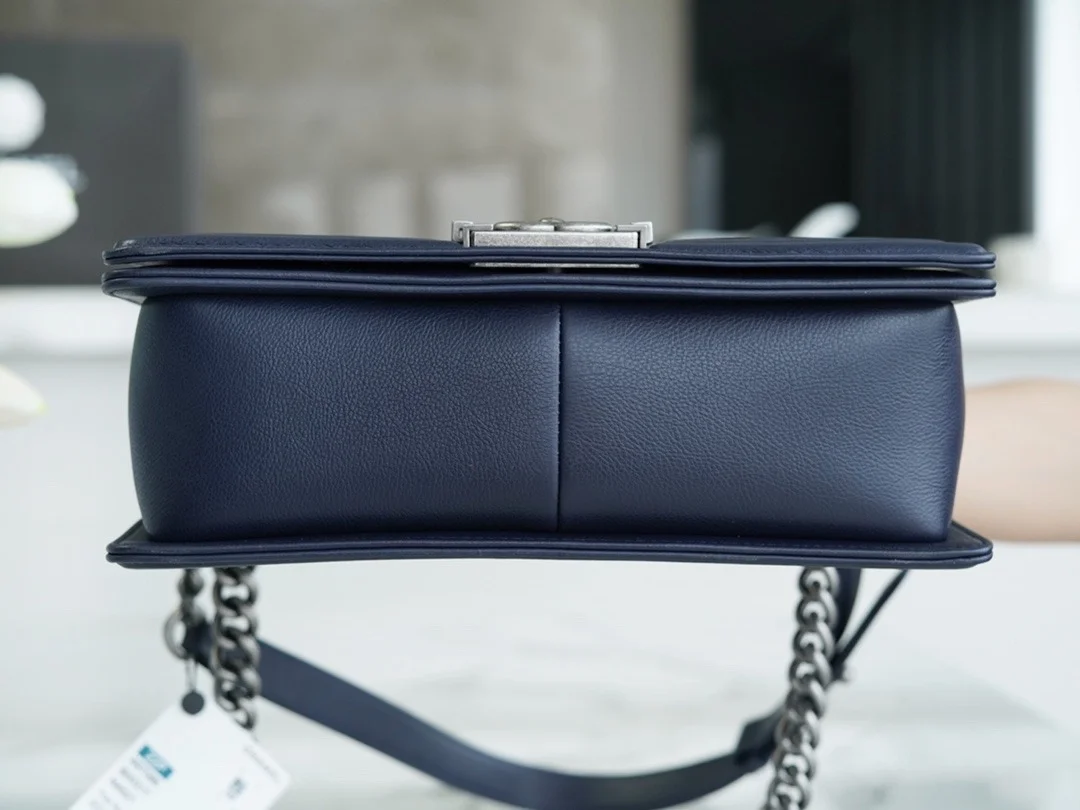 샤넬 보이백 미디엄 다크 블루 은장 캐비어