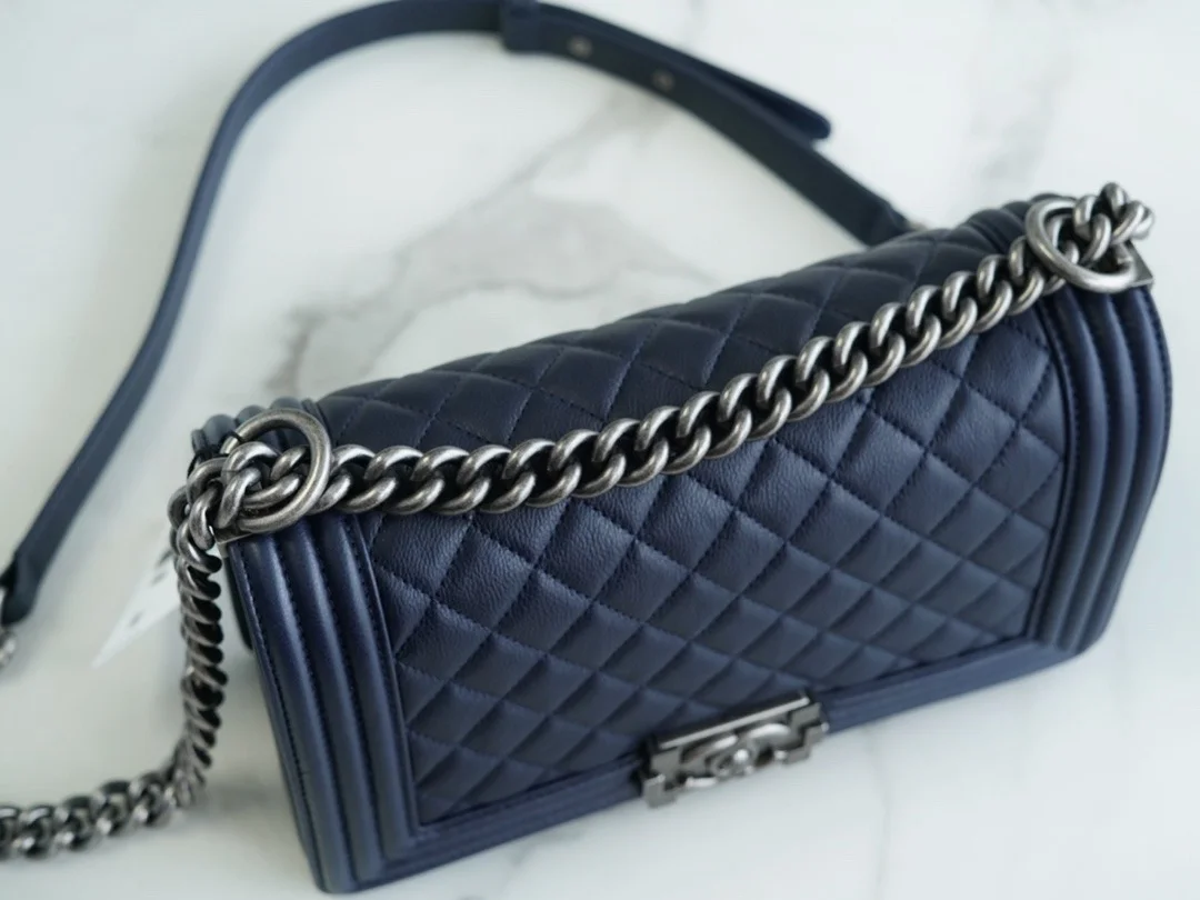 샤넬 보이백 미디엄 다크 블루 은장 캐비어