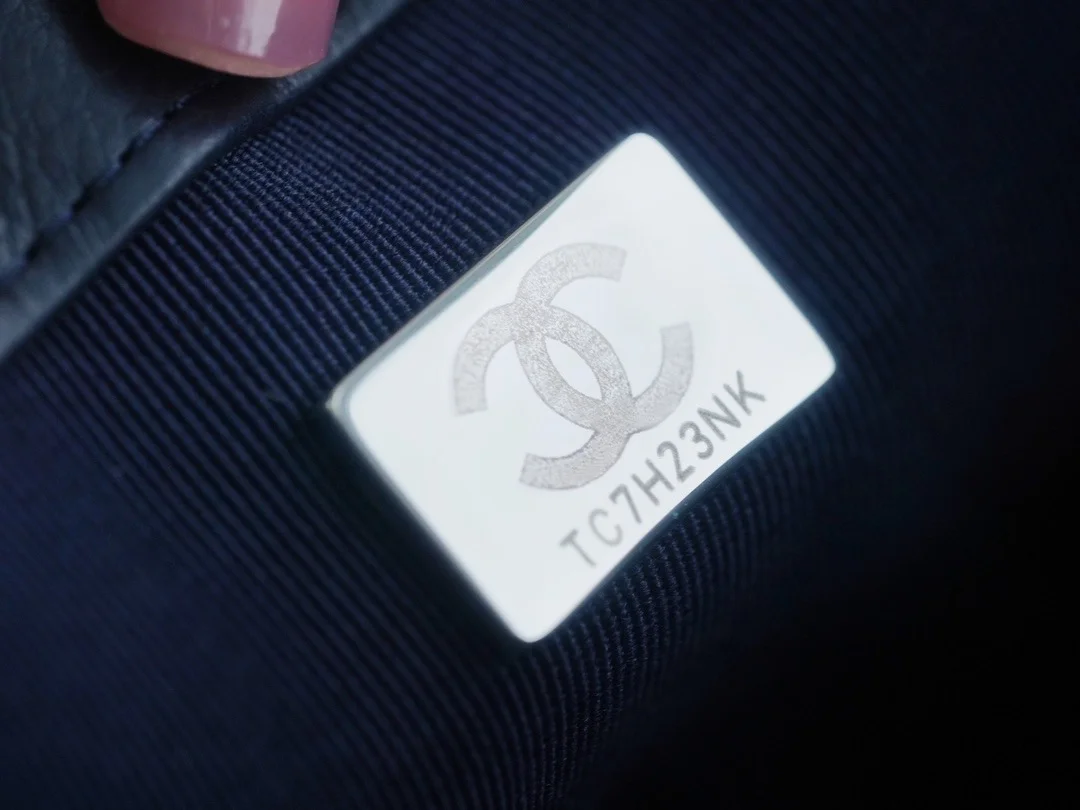 샤넬 보이백 미디엄 다크 블루 은장 캐비어