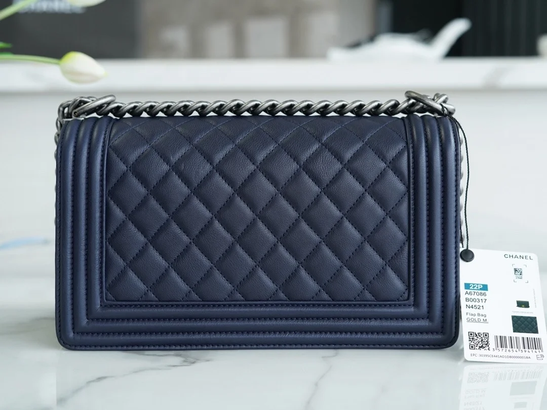 샤넬 보이백 미디엄 다크 블루 은장 캐비어