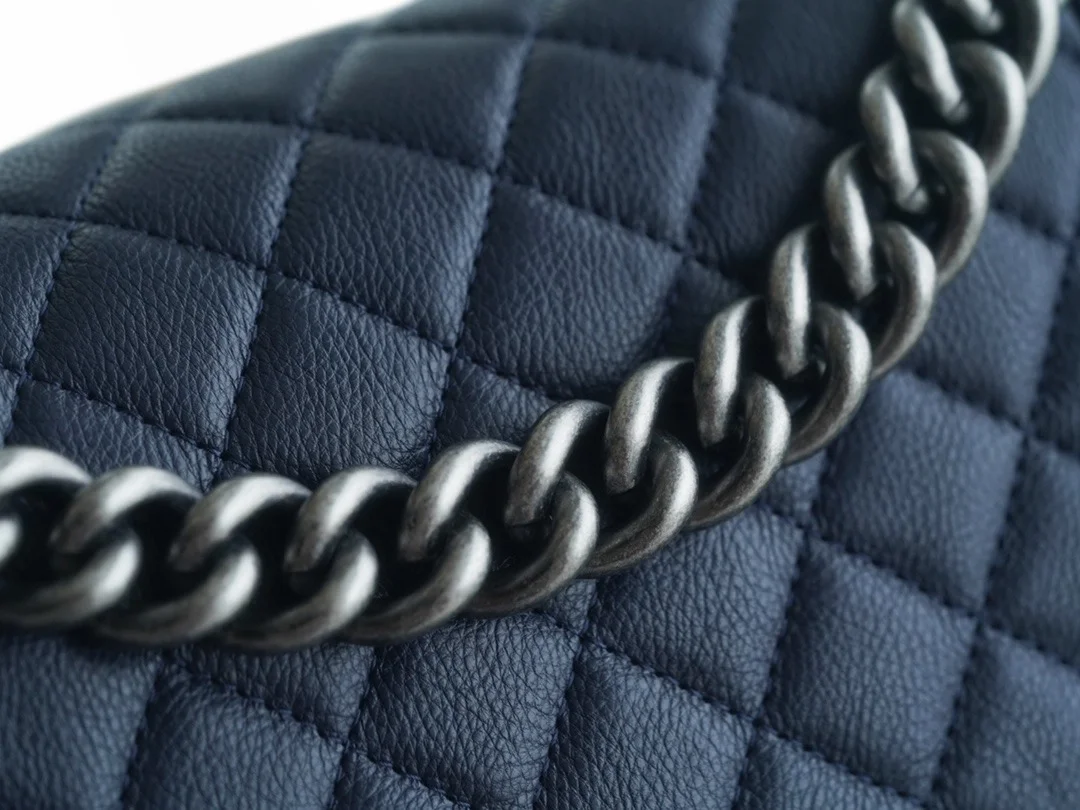 샤넬 보이백 미디엄 다크 블루 은장 캐비어