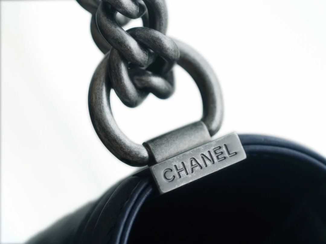 샤넬 보이백 미디엄 다크 블루 은장 캐비어