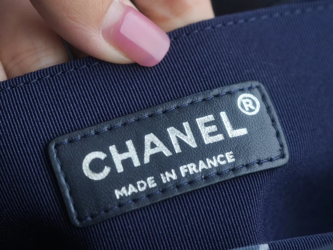 샤넬 보이백 미디엄 다크 블루 은장 캐비어