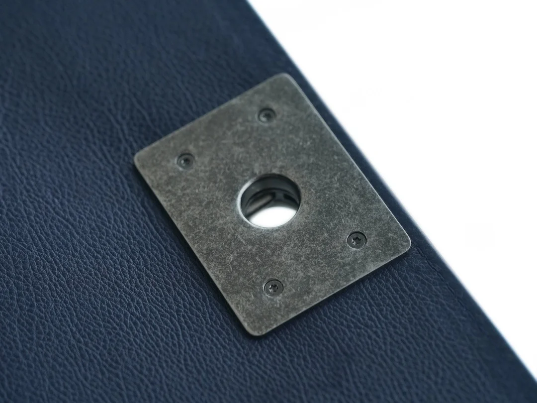 샤넬 보이백 미디엄 다크 블루 은장 캐비어