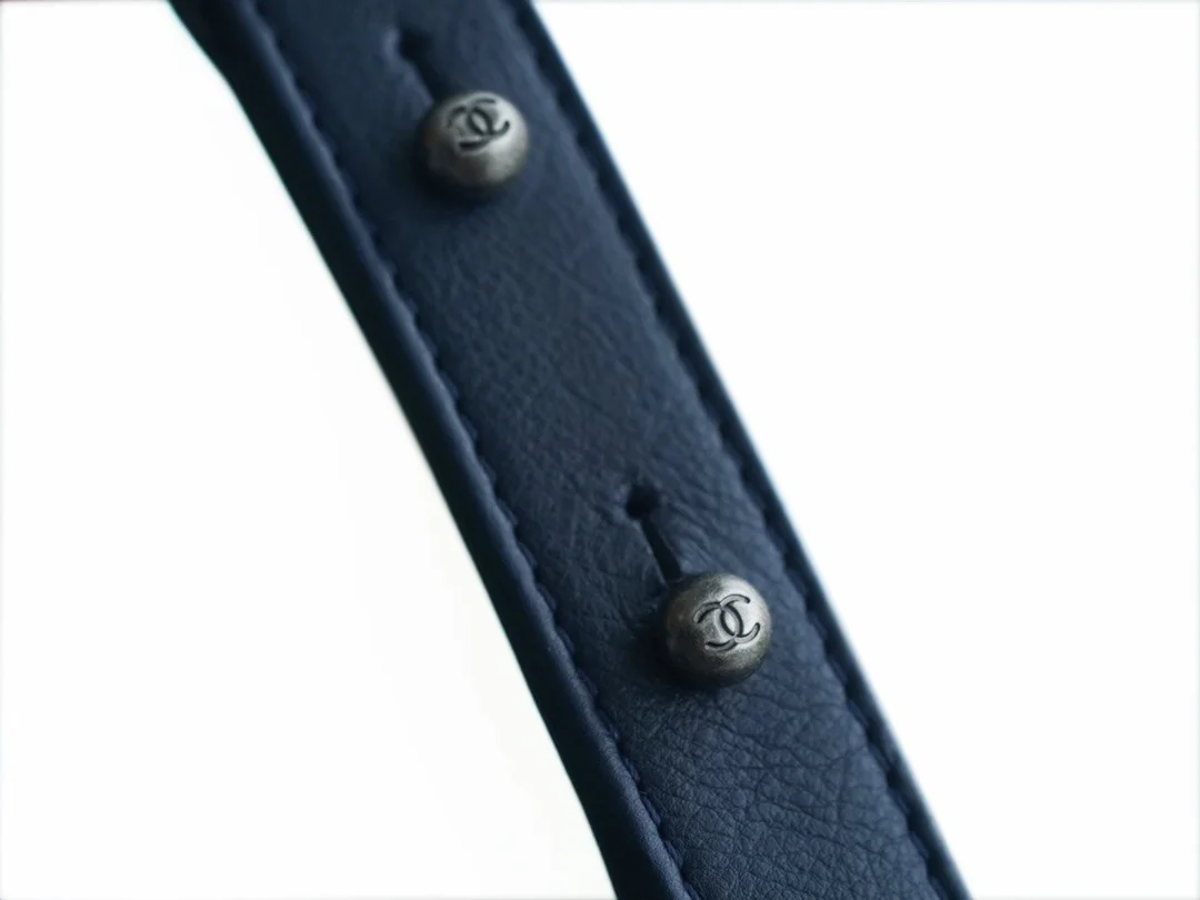샤넬 보이백 미디엄 다크 블루 은장 캐비어