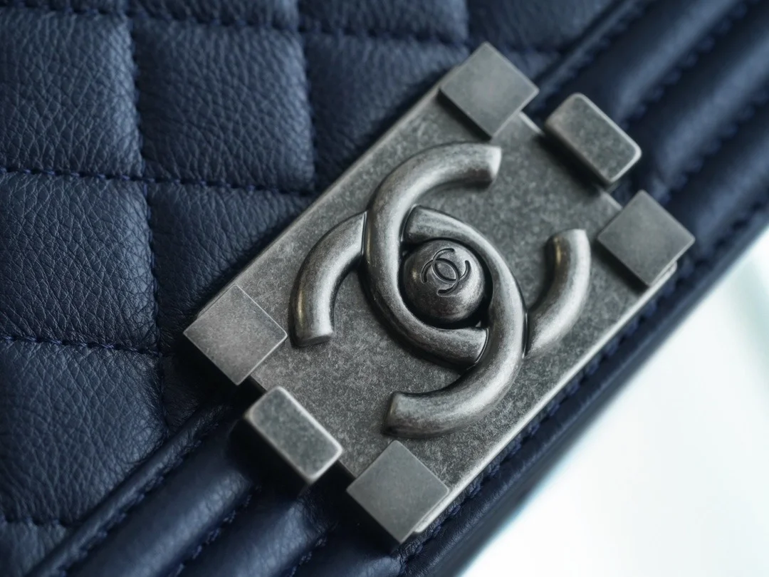 샤넬 보이백 미디엄 다크 블루 은장 캐비어