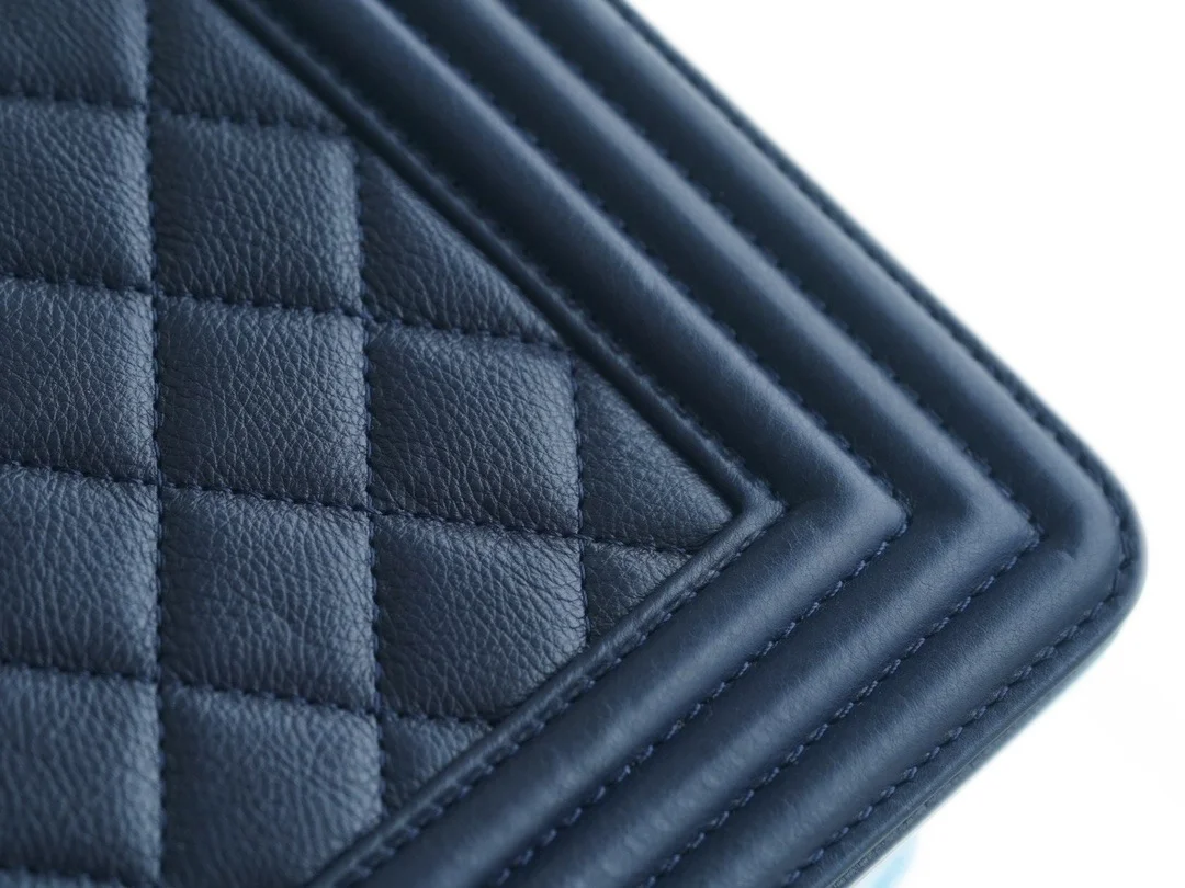 샤넬 보이백 미디엄 다크 블루 은장 캐비어