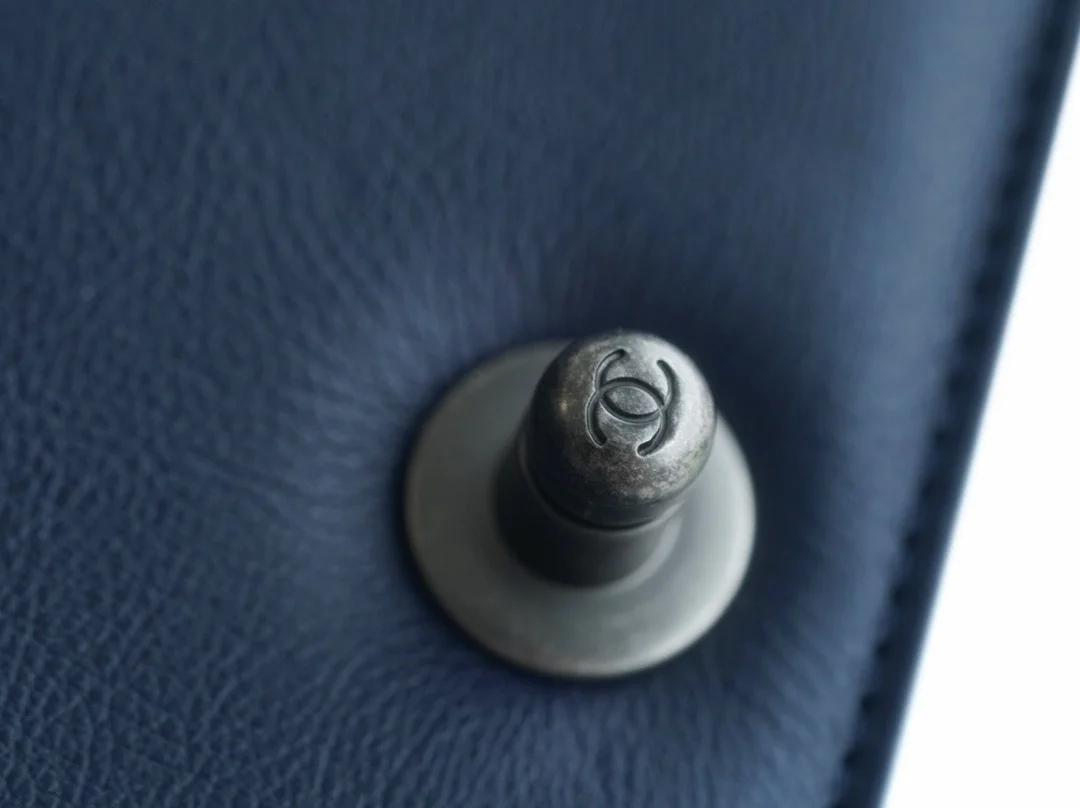 샤넬 보이백 미디엄 다크 블루 은장 캐비어