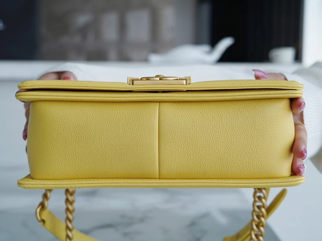 샤넬 보이백 미디엄 옐로우 금장 캐비어