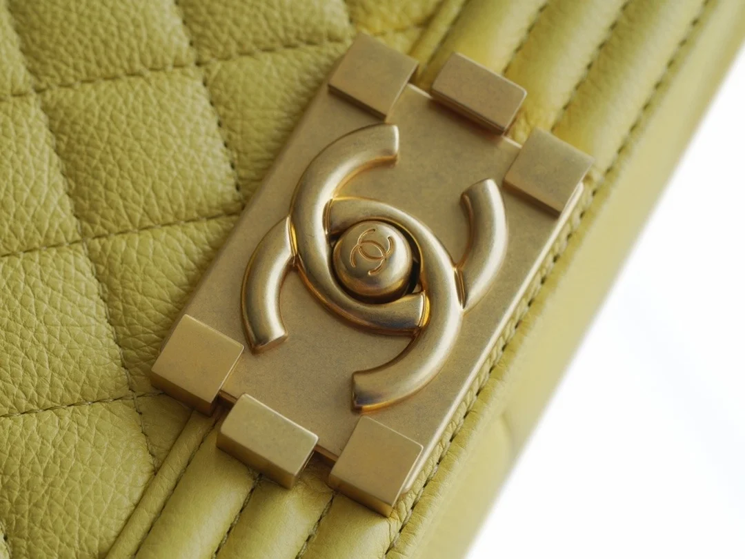 샤넬 보이백 미디엄 옐로우 금장 캐비어