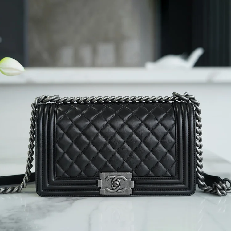 샤넬 보이백 미디엄 블랙 은장 램스킨