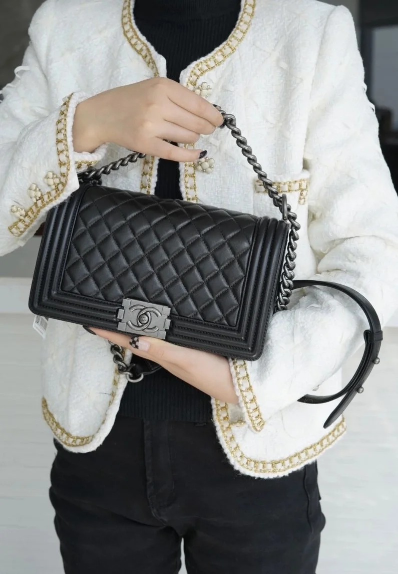 샤넬 보이백 미디엄 블랙 은장 램스킨