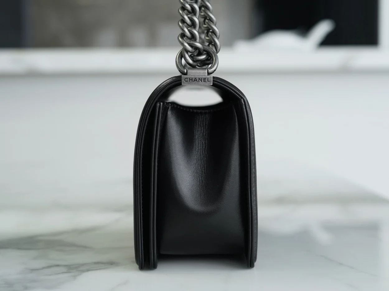 샤넬 보이백 미디엄 블랙 은장 램스킨