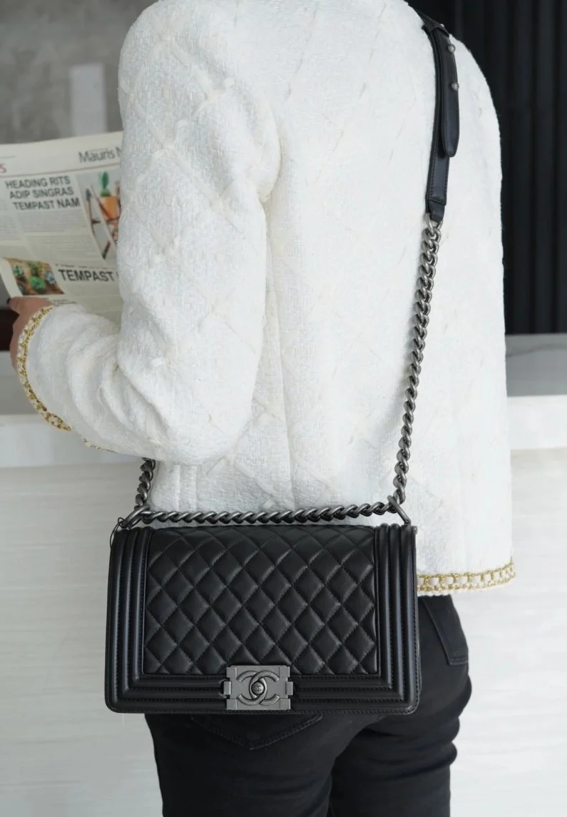 샤넬 보이백 미디엄 블랙 은장 램스킨