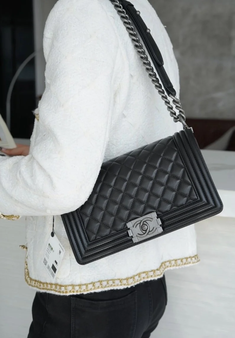 샤넬 보이백 미디엄 블랙 은장 램스킨