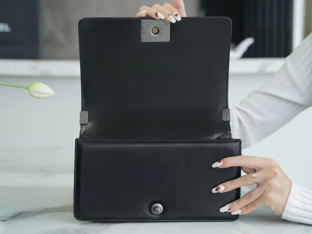 샤넬 보이백 미디엄 블랙 은장 램스킨