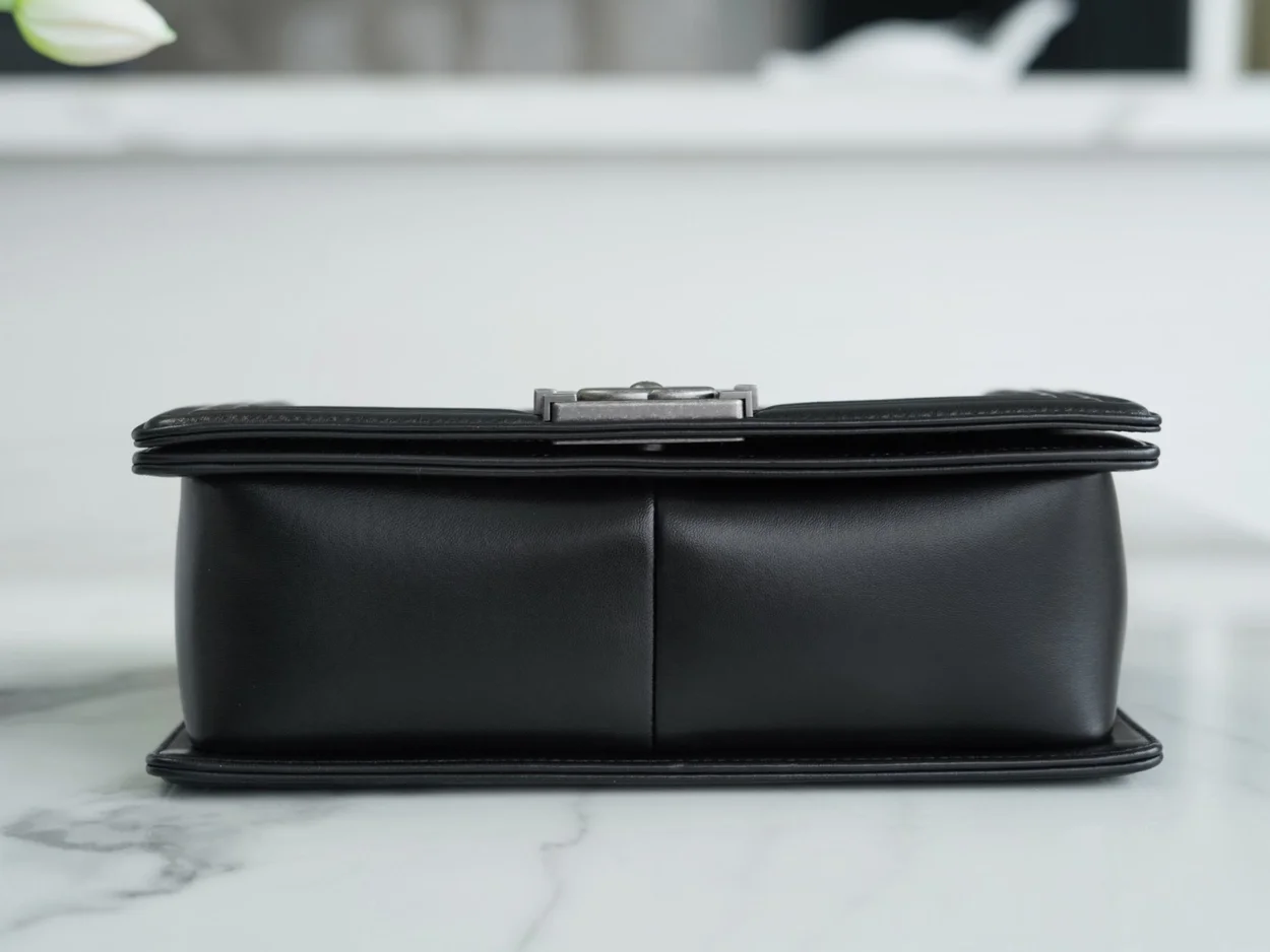 샤넬 보이백 미디엄 블랙 은장 램스킨