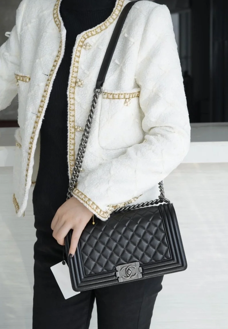 샤넬 보이백 미디엄 블랙 은장 램스킨