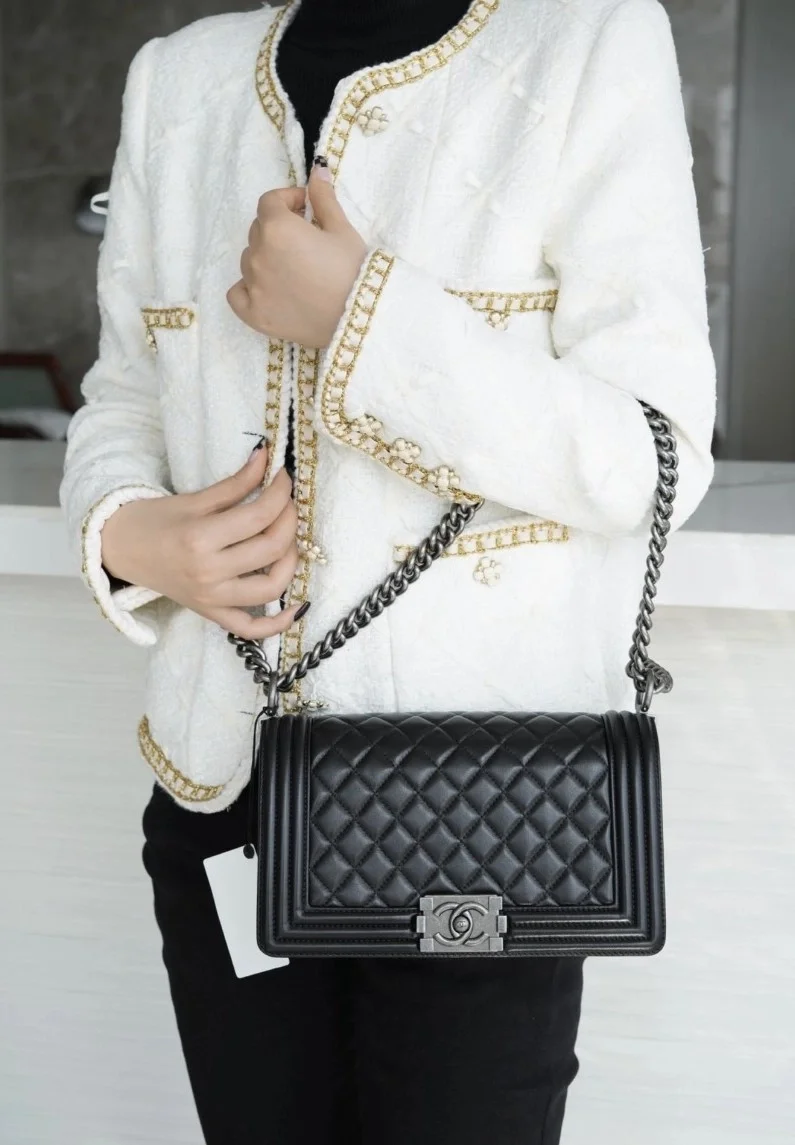 샤넬 보이백 미디엄 블랙 은장 램스킨