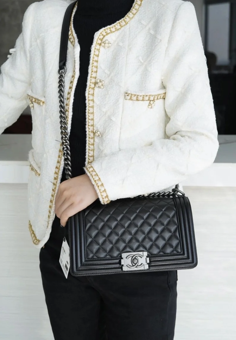 샤넬 보이백 미디엄 블랙 은장 램스킨