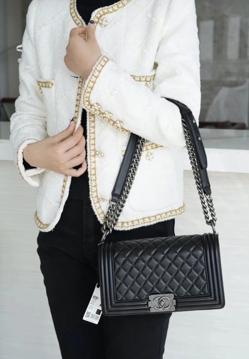 샤넬 보이백 미디엄 블랙 은장 램스킨