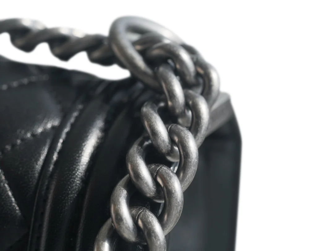 샤넬 보이백 미디엄 블랙 은장 램스킨