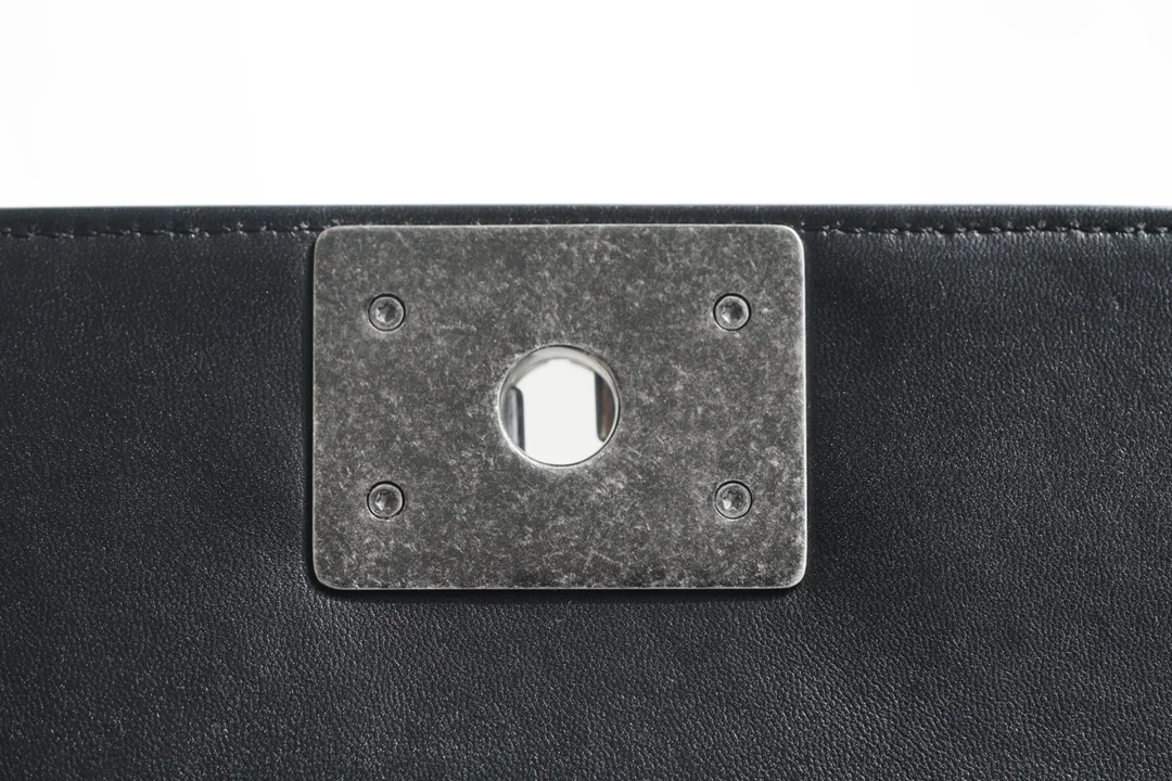 샤넬 보이백 미디엄 블랙 은장 램스킨