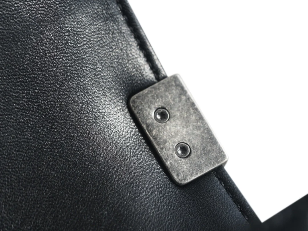 샤넬 보이백 미디엄 블랙 은장 램스킨