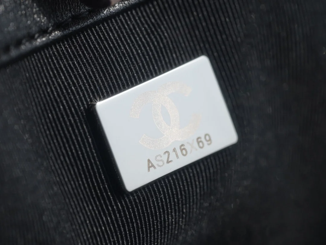 샤넬 보이백 미디엄 블랙 은장 램스킨