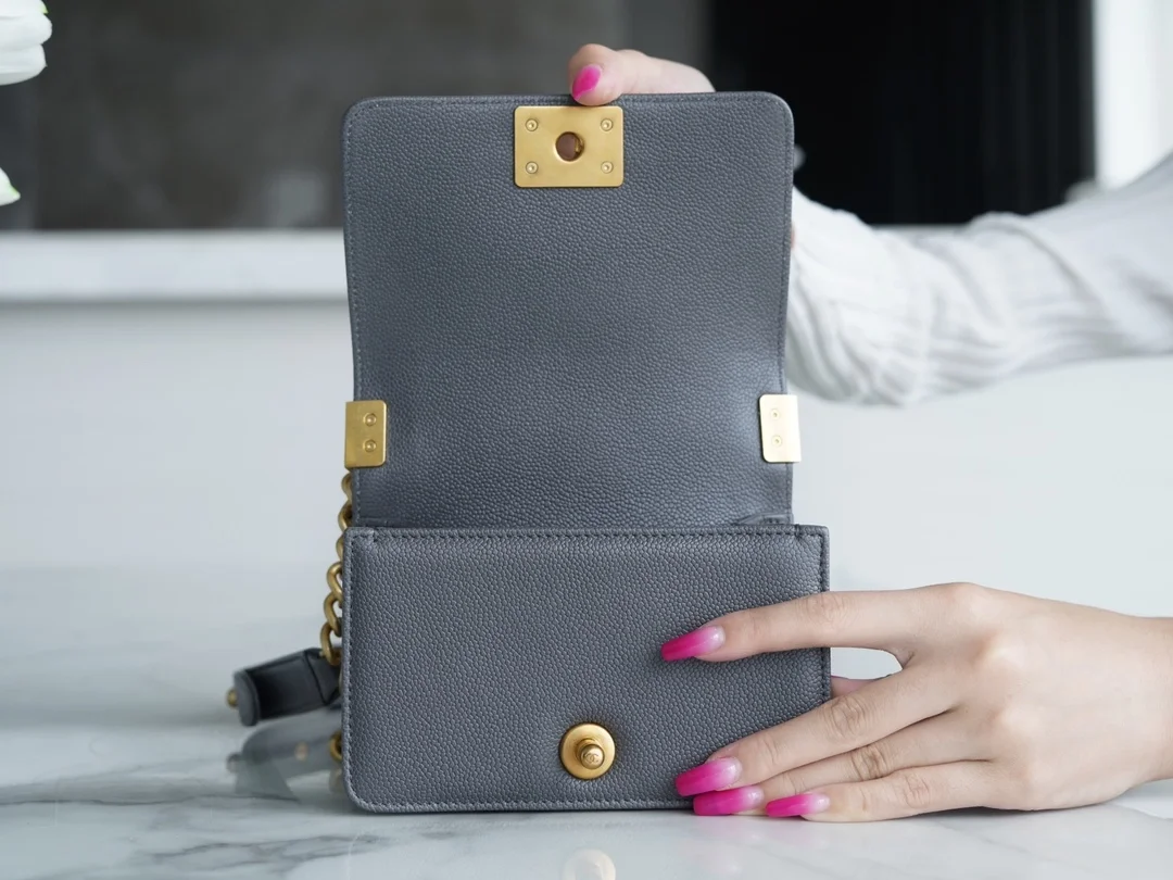 샤넬 보이백 미니 다크 그레이 금장 캐비어