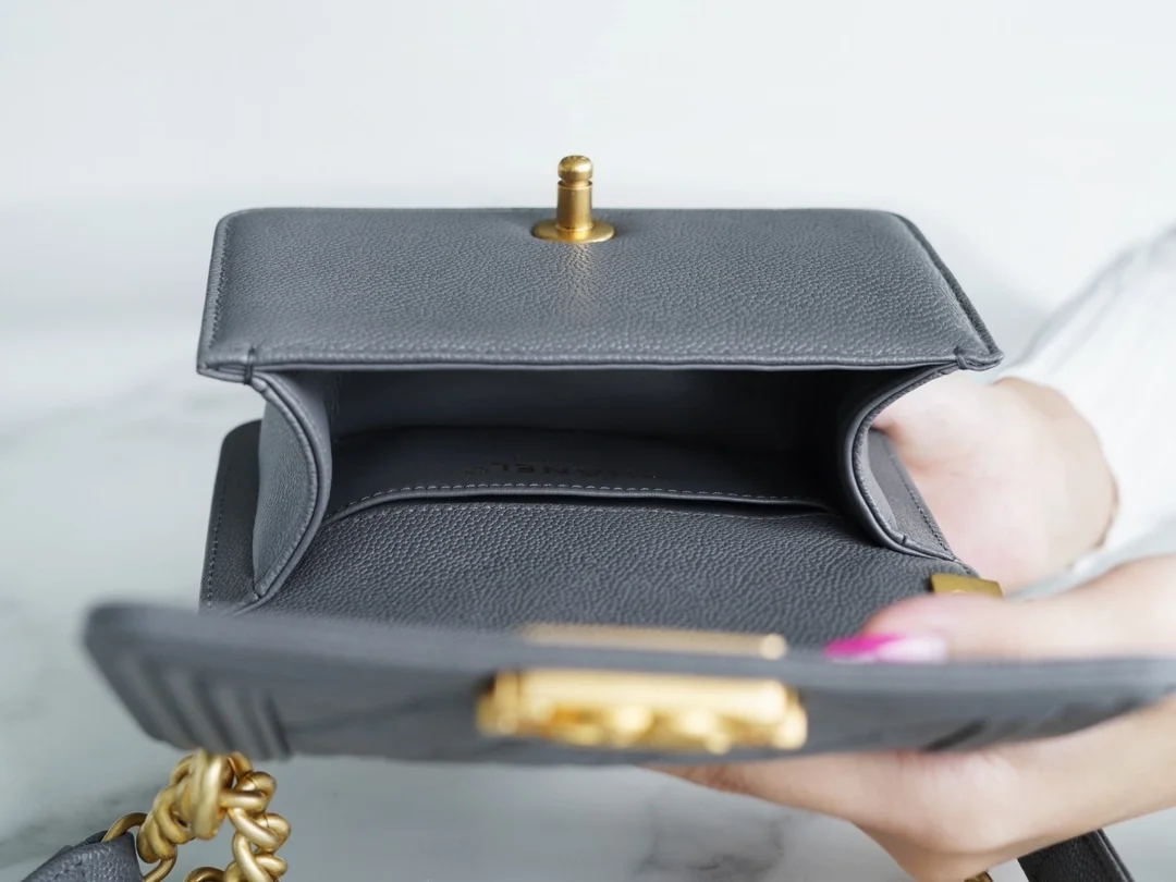 샤넬 보이백 미니 다크 그레이 금장 캐비어