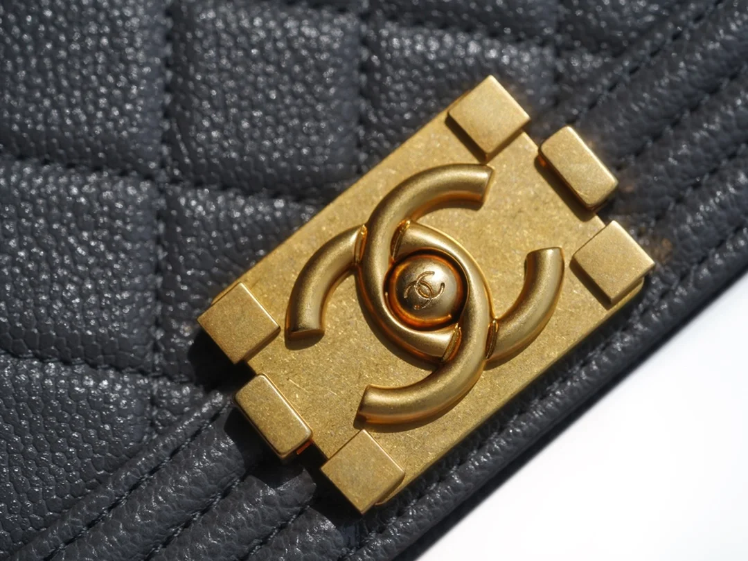 샤넬 보이백 미니 다크 그레이 금장 캐비어