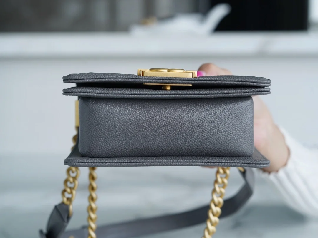 샤넬 보이백 미니 다크 그레이 금장 캐비어