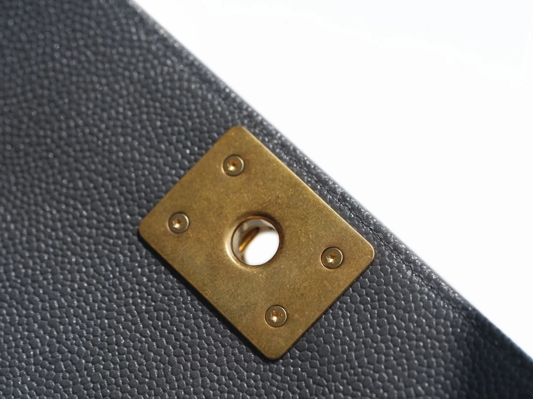 샤넬 보이백 미니 다크 그레이 금장 캐비어