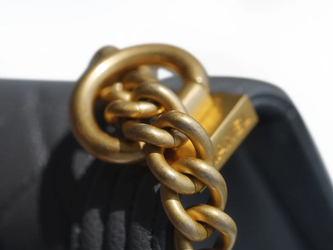 샤넬 보이백 미니 다크 그레이 금장 캐비어