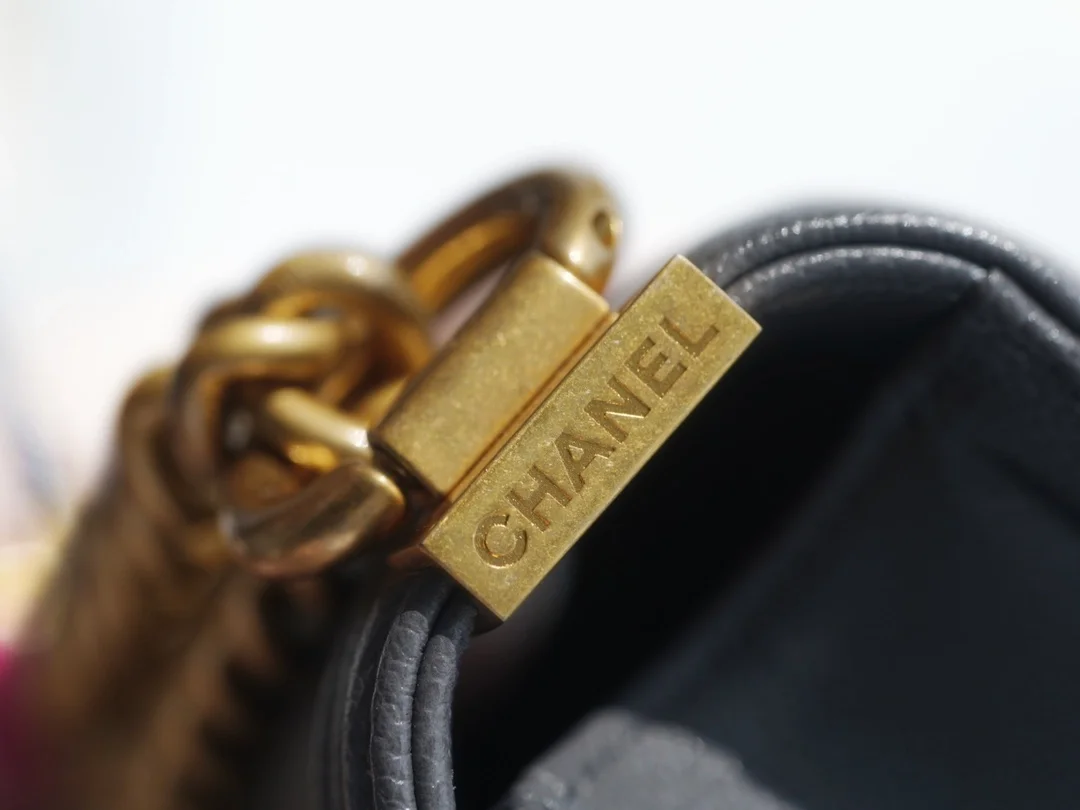 샤넬 보이백 미니 다크 그레이 금장 캐비어