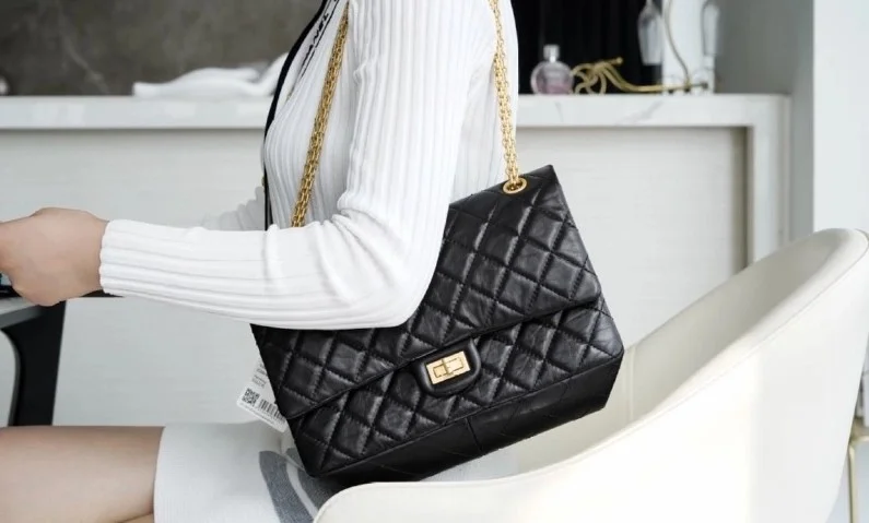 샤넬 2.55 빈티지 플랩백 블랙 금장 라지