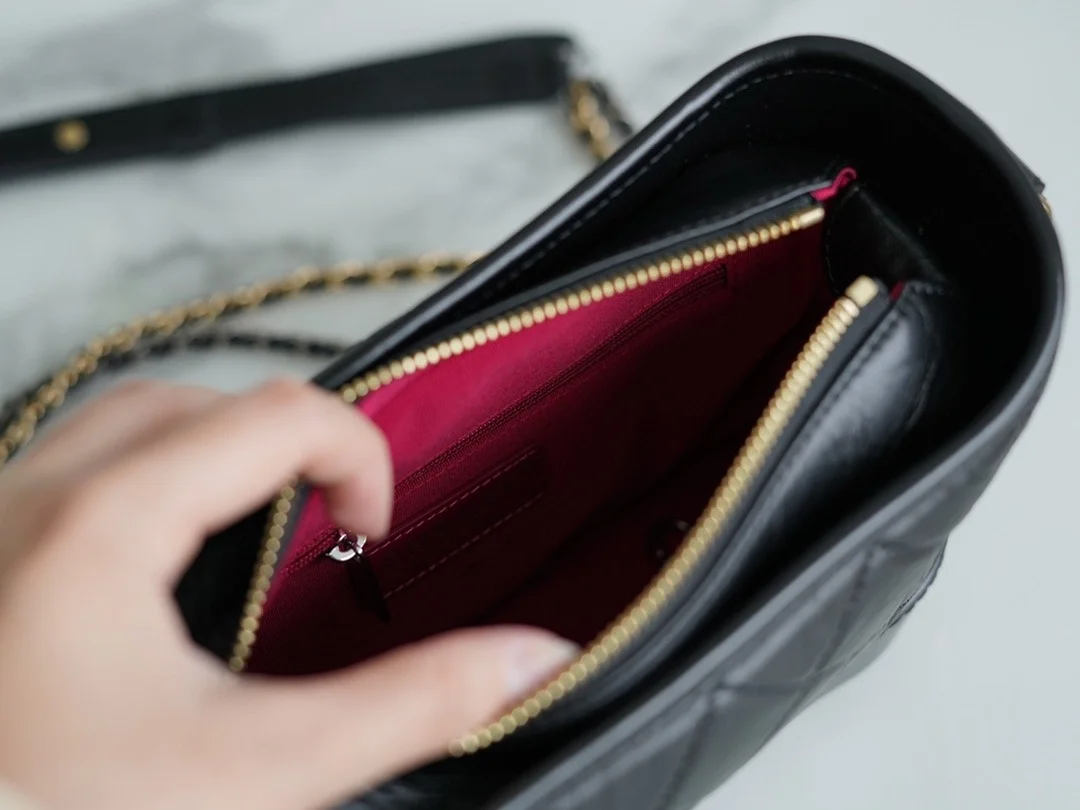 샤넬 클래식 가브리엘 스트랩 로고 호보백 스몰