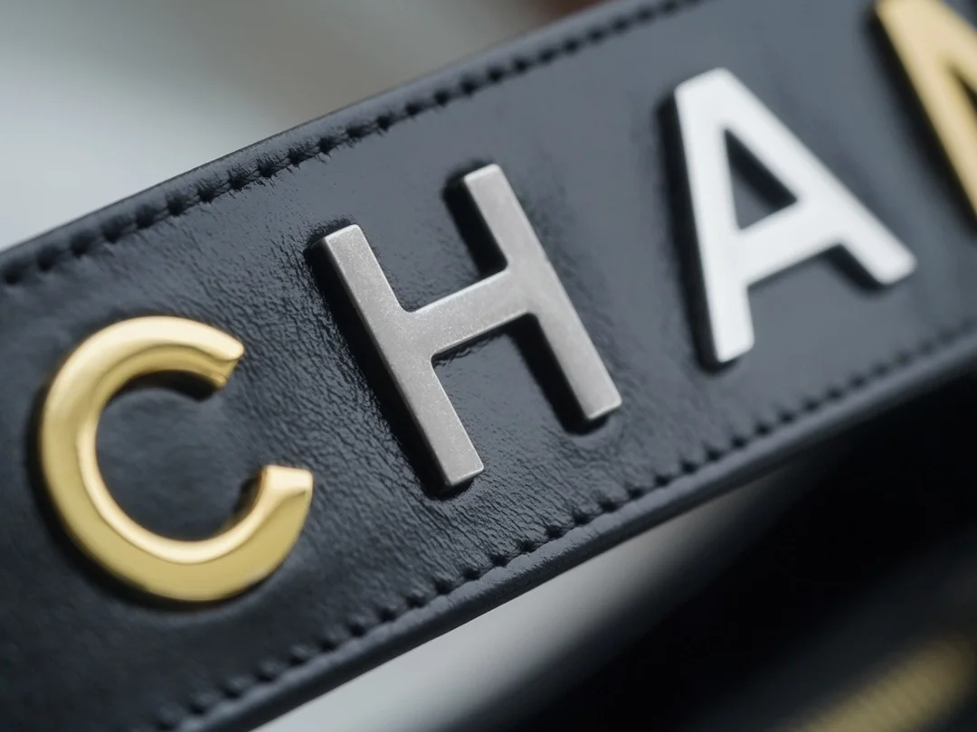 샤넬 클래식 가브리엘 스트랩 로고 호보백 스몰