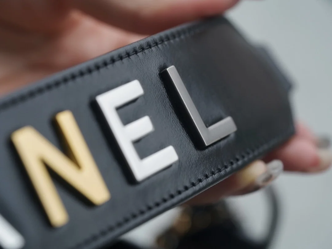 샤넬 클래식 가브리엘 스트랩 로고 호보백 스몰