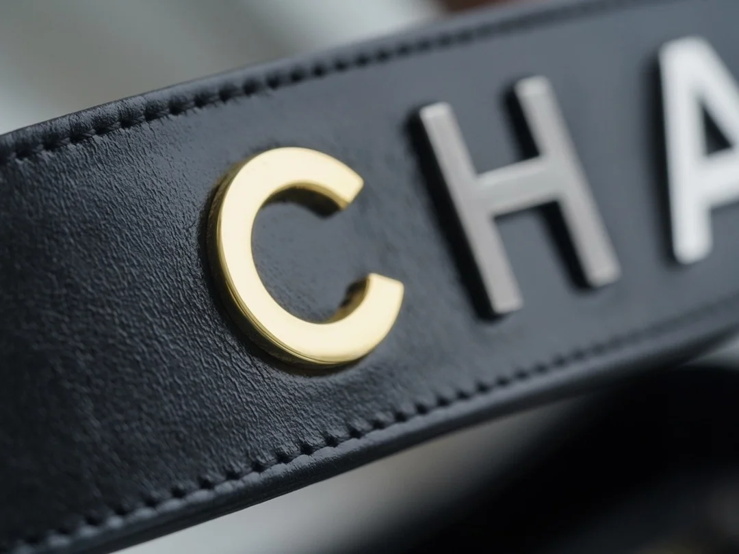 샤넬 클래식 가브리엘 스트랩 로고 호보백 스몰