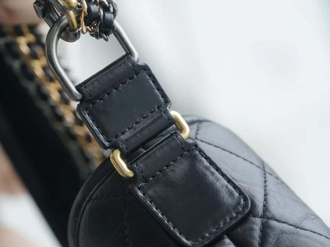 샤넬 클래식 가브리엘 스트랩 로고 호보백 스몰