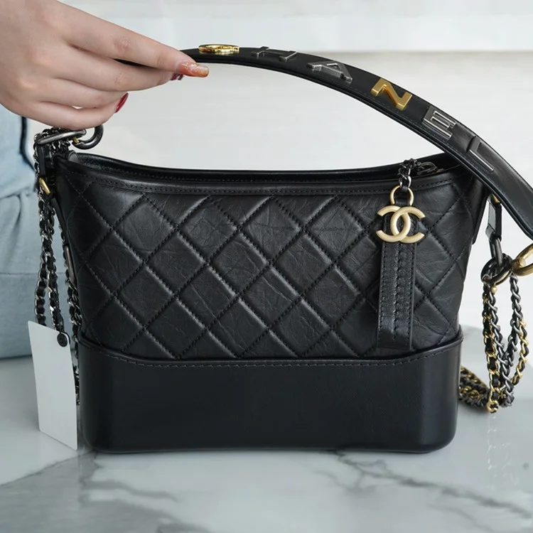 샤넬 클래식 가브리엘 스트랩 로고 호보백 미디엄