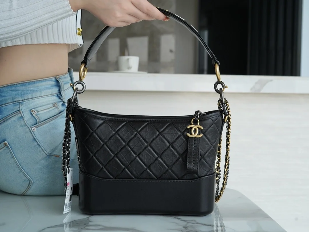 샤넬 클래식 가브리엘 스트랩 로고 호보백 미디엄