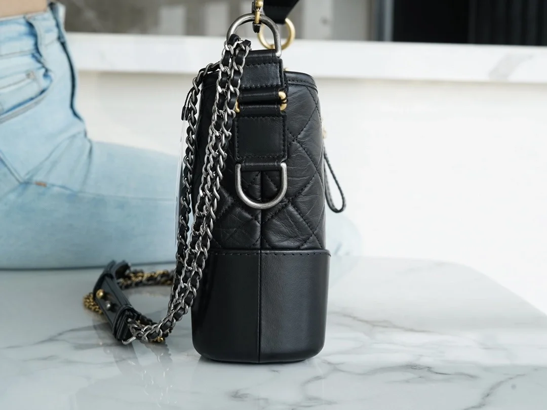 샤넬 클래식 가브리엘 스트랩 로고 호보백 미디엄