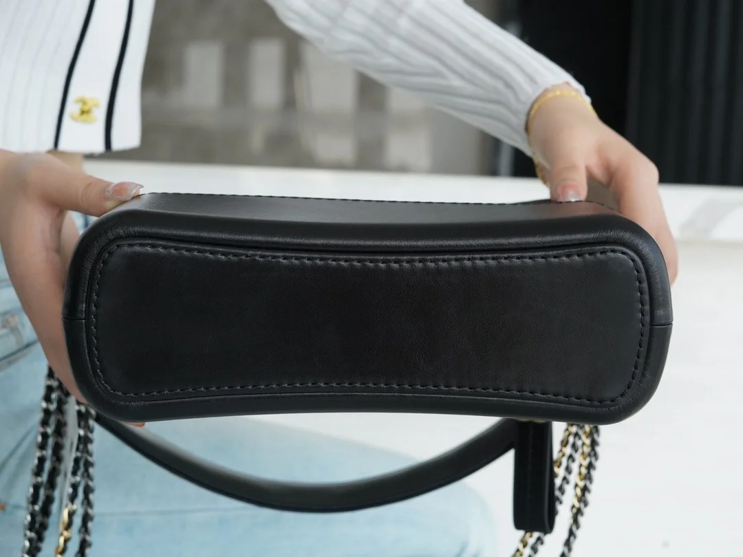 샤넬 클래식 가브리엘 스트랩 로고 호보백 미디엄