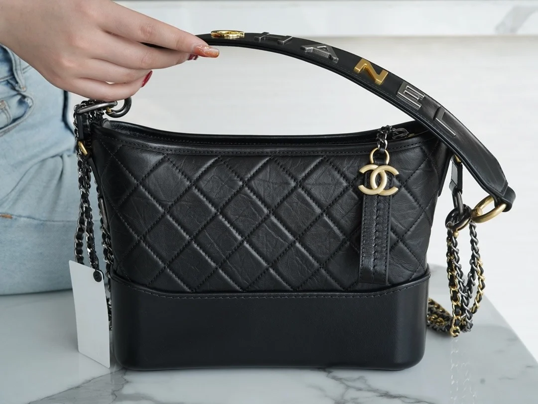 샤넬 클래식 가브리엘 스트랩 로고 호보백 미디엄